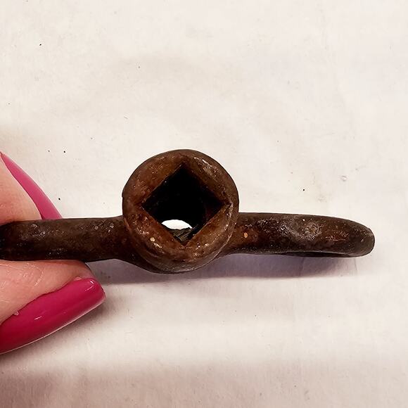 Ornate Vintage or Antique Furnace or Radiator Key 1/4" - Picture 2 of 5